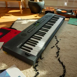 Roland GoKeys 5 – Instrumento de Exhibición con Accesorios Originales Incluidos, color Gris Oscuro, terminación Mate - Imagen 1